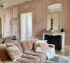 Salon poudré, moulures au plafonds et décoration claire